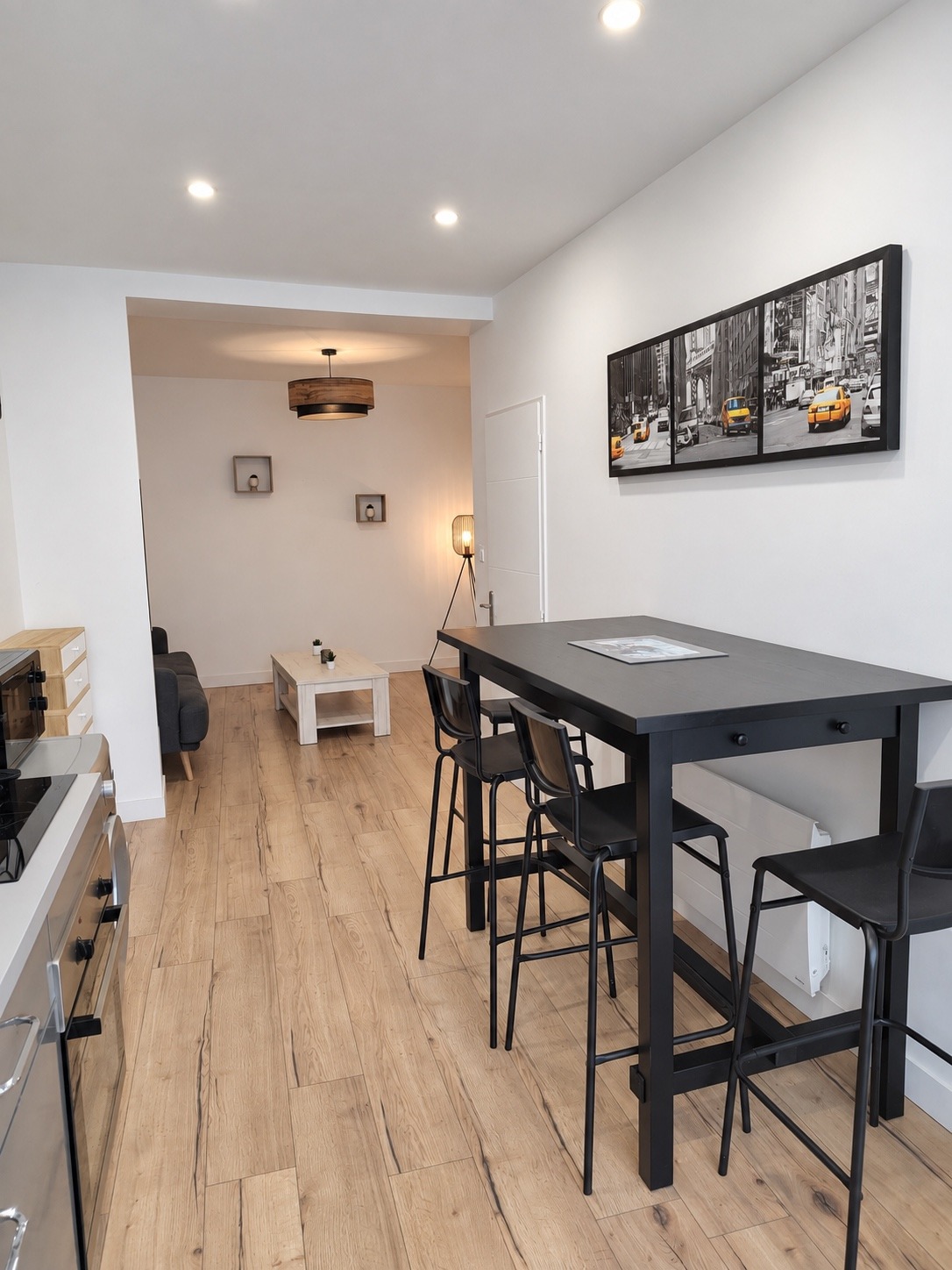 Table haute pour quatre du duplex, vue vers le salon
