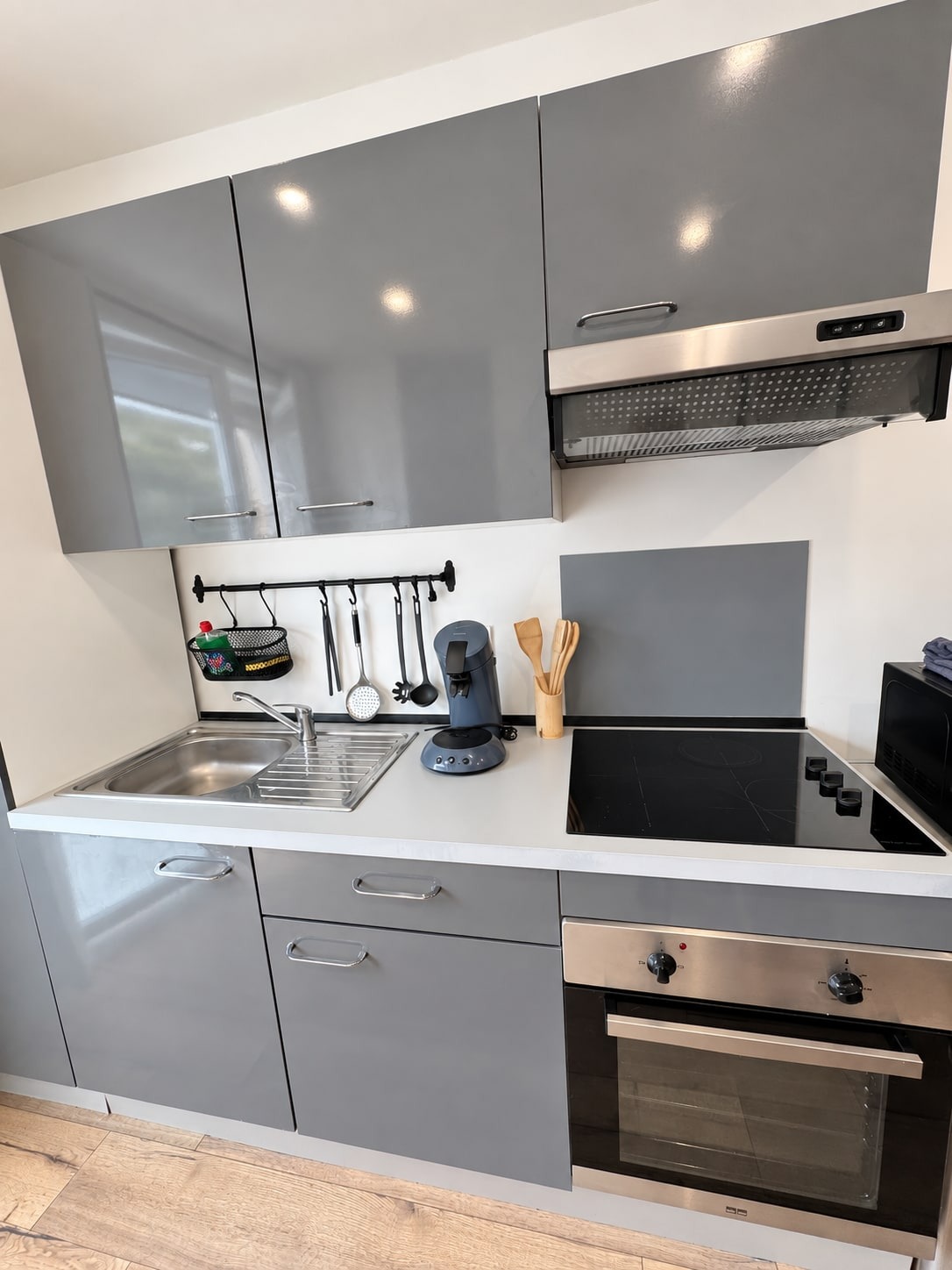 Cuisine équipée du duplex : four, plaques, cafetière