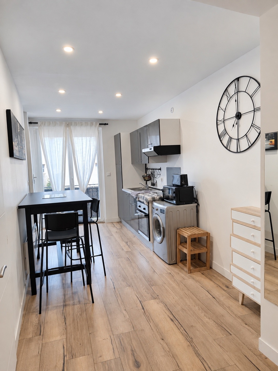 Cuisine et coin repas du duplex vers la porte-fenêtre