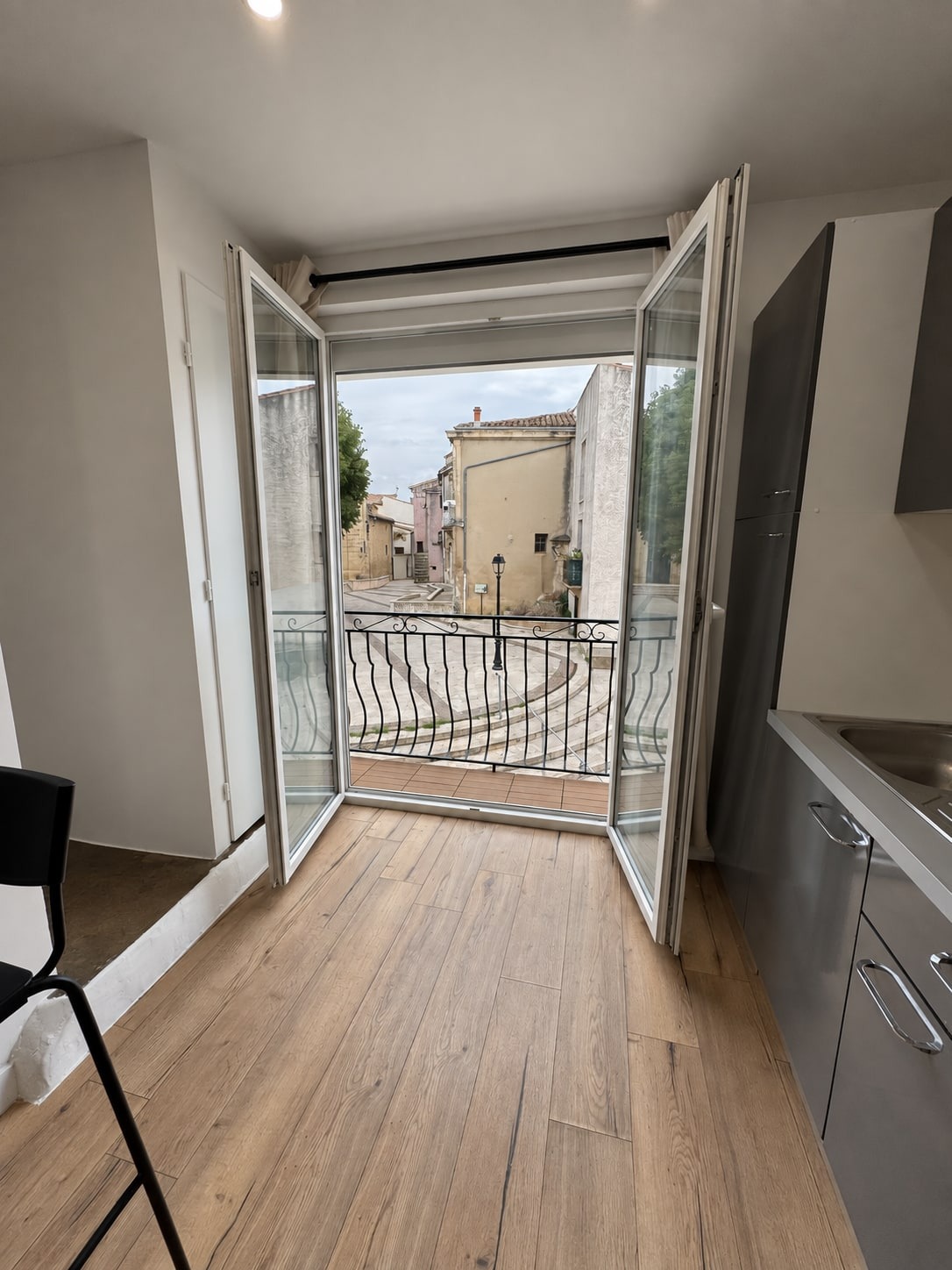 Porte-fenêtre et balcon du duplex sur le village