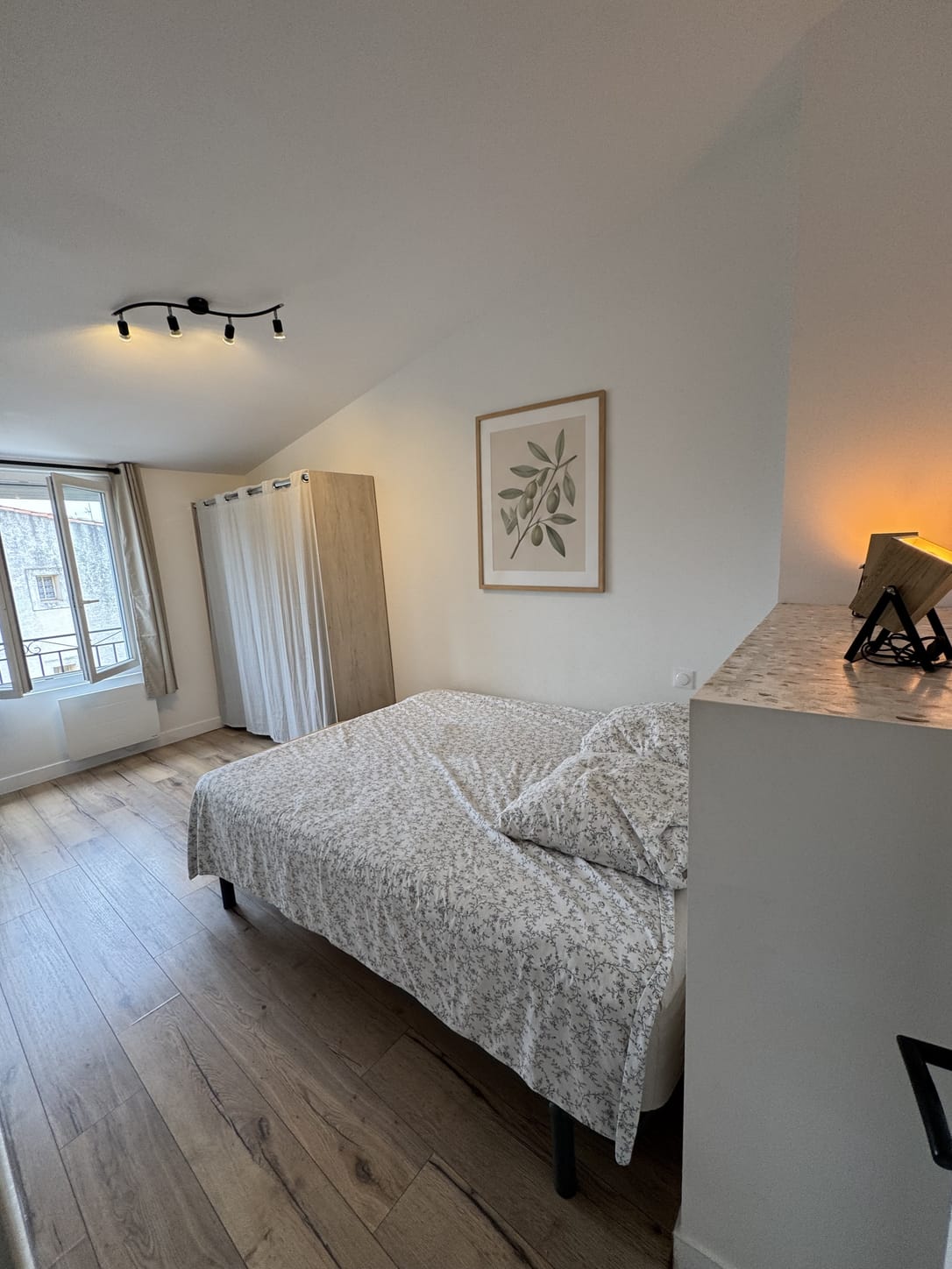 Chambre parentale du duplex avec penderie et fenêtre