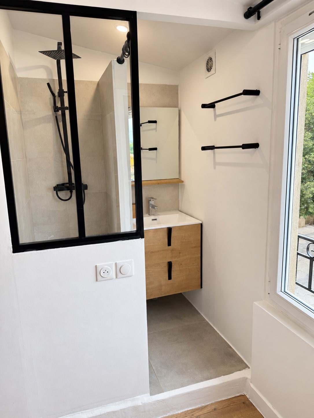 Douche à l’italienne et vasque du duplex