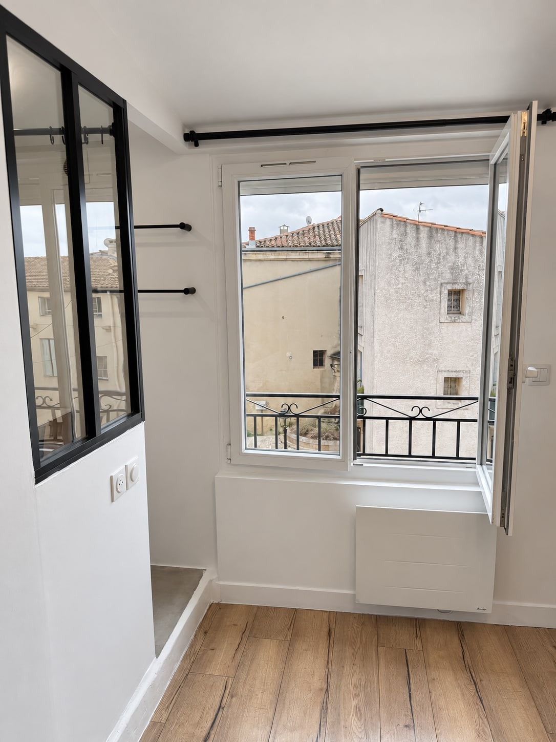 Salle d’eau lumineuse du duplex avec fenêtre