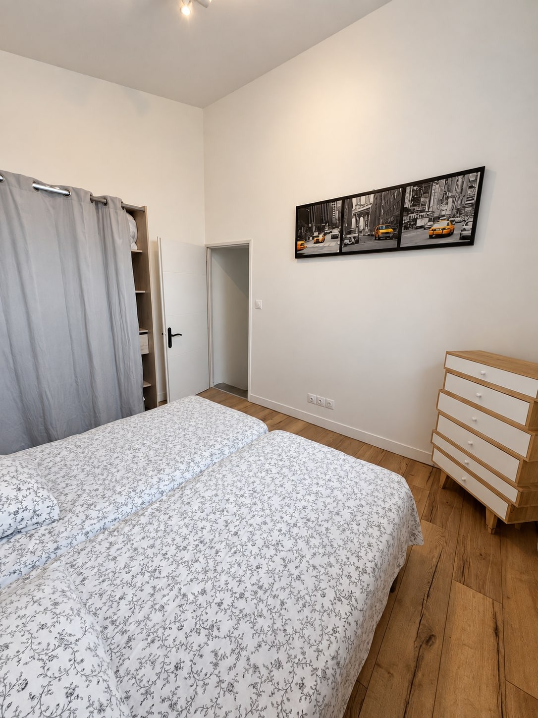Deuxième chambre du duplex, deux lits simples et commode
