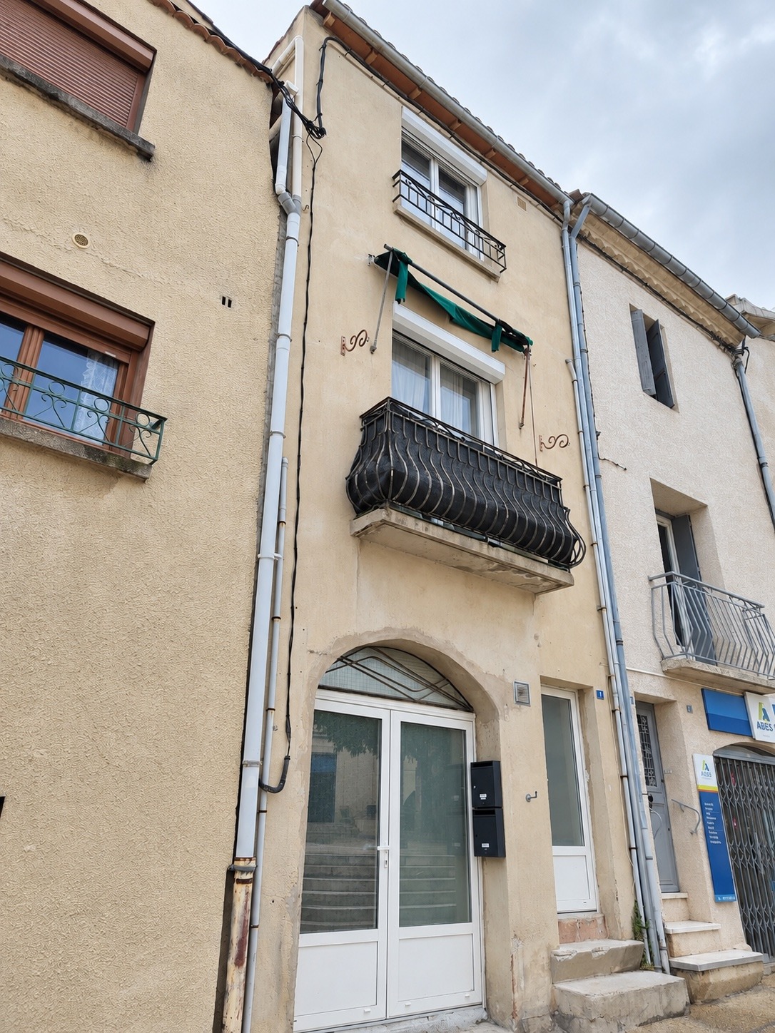 Façade de la maison du duplex dans le centre historique
