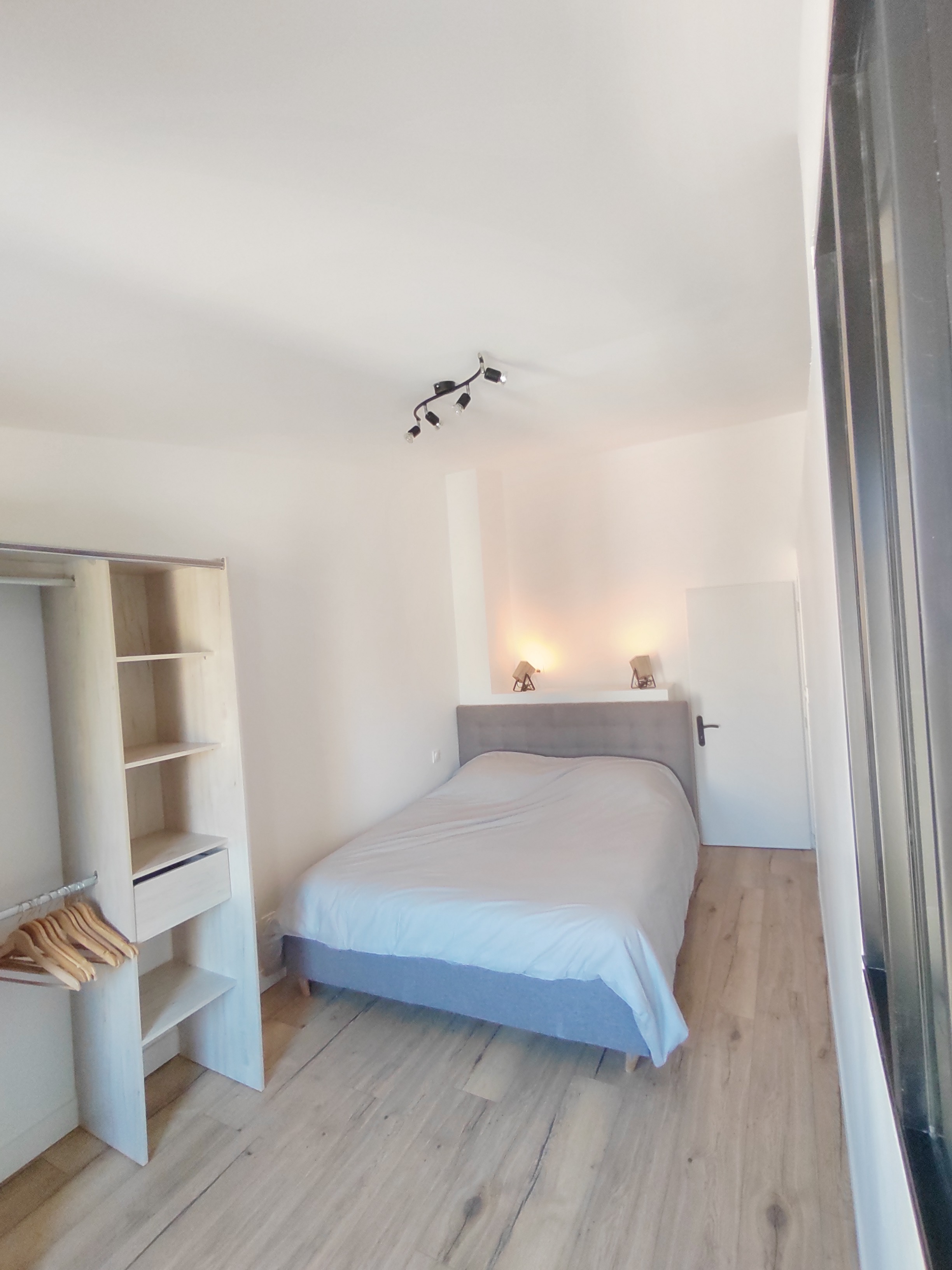 Chambre double lumineuse du duplex