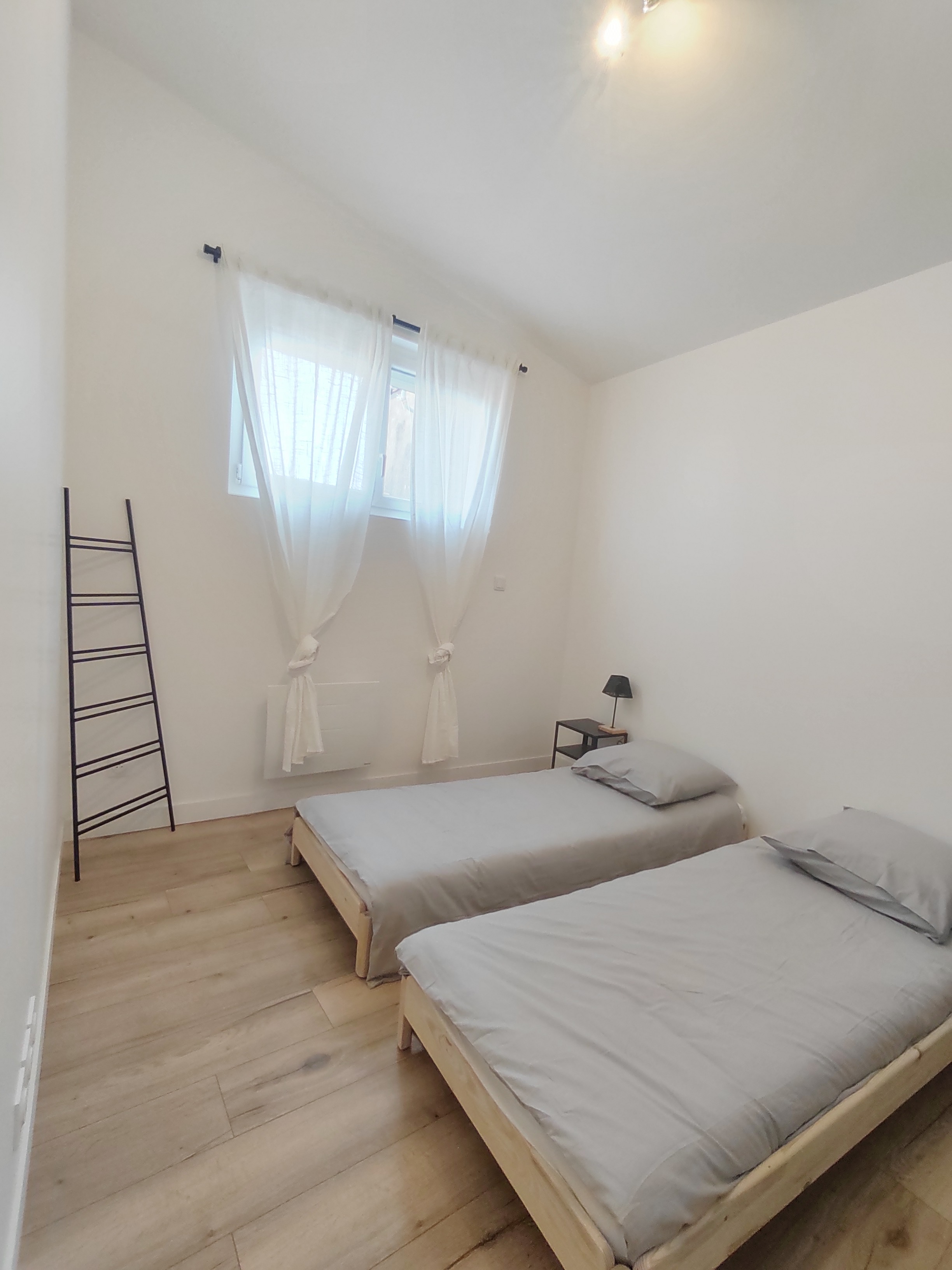 Deuxième chambre du duplex avec deux lits simples