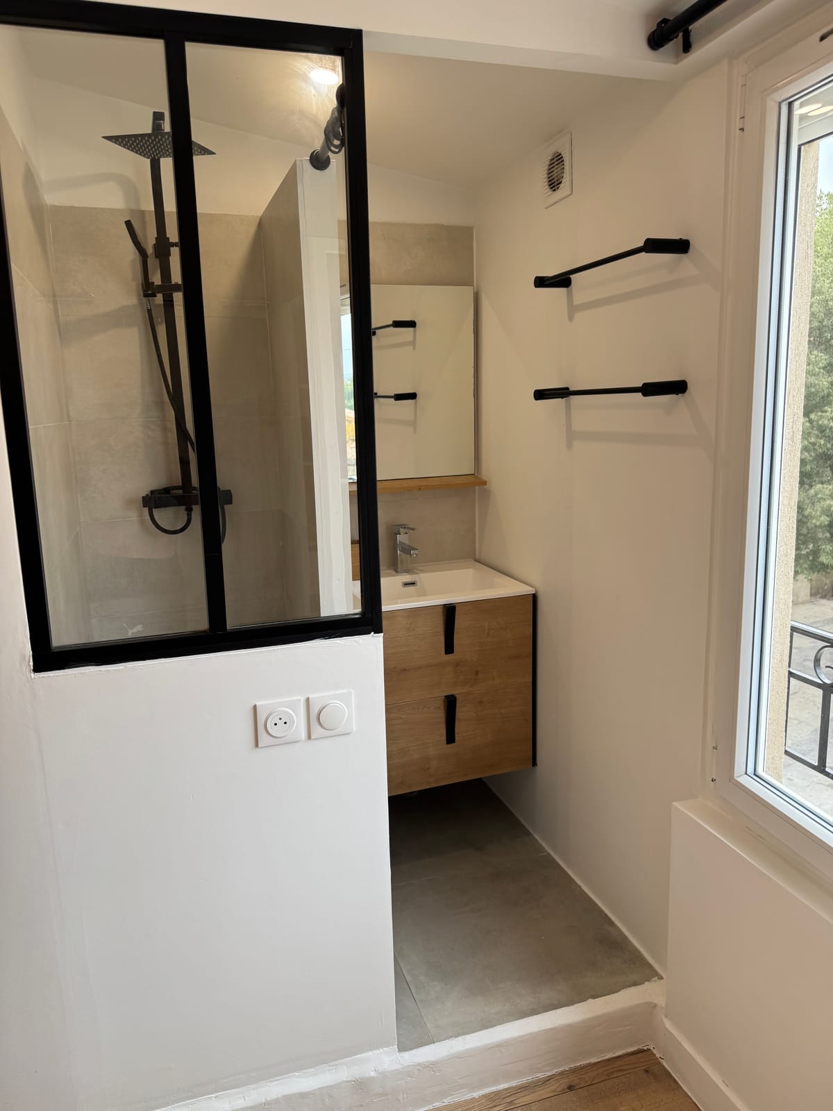 Duplex Badezimmer mit verglaster italienischer Dusche, Holzspüle und Spiegel