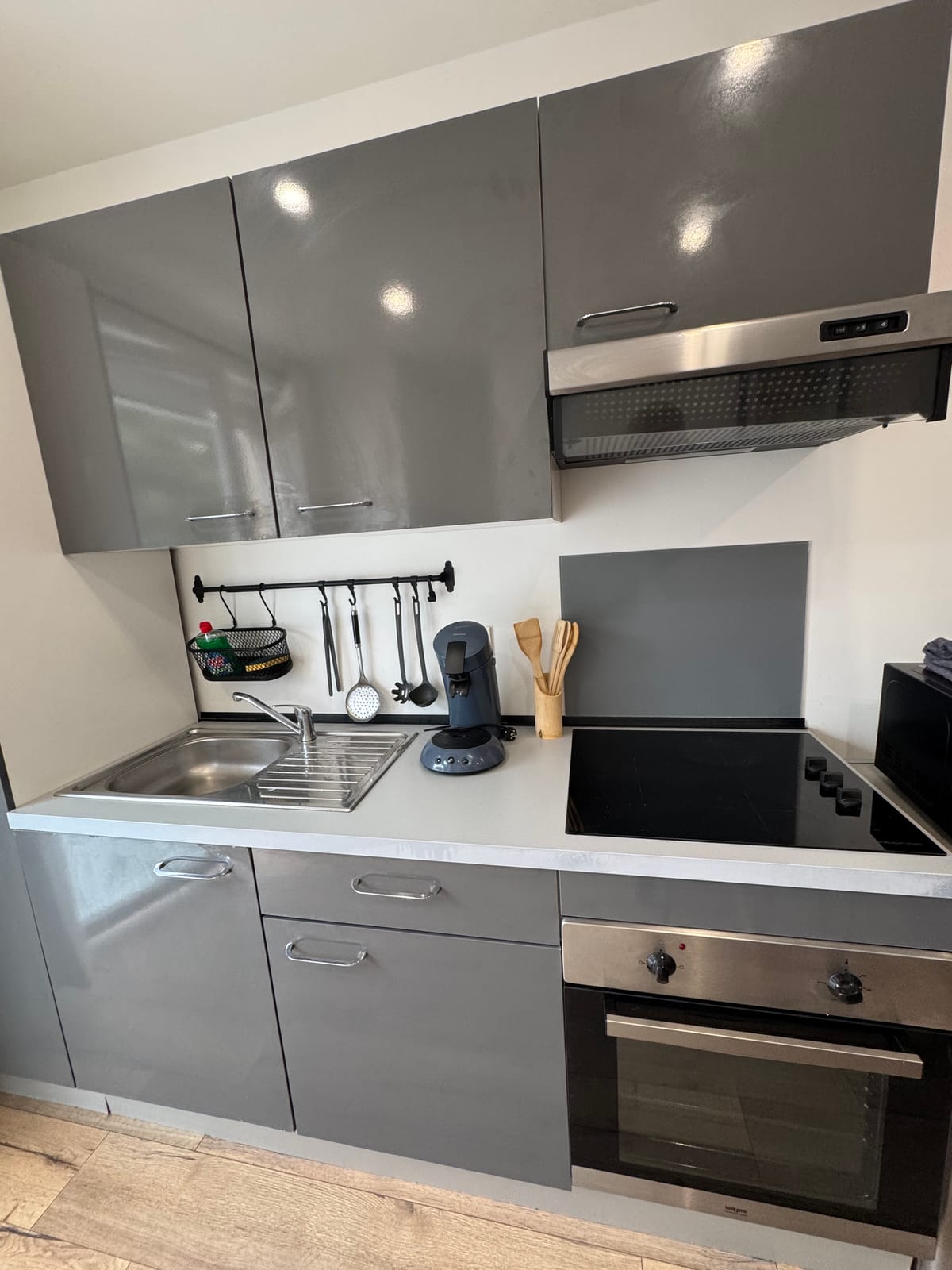 Küche mit Duplex : Kochfeld, Einbauofen, Haube, Spüle und Mikrowelle