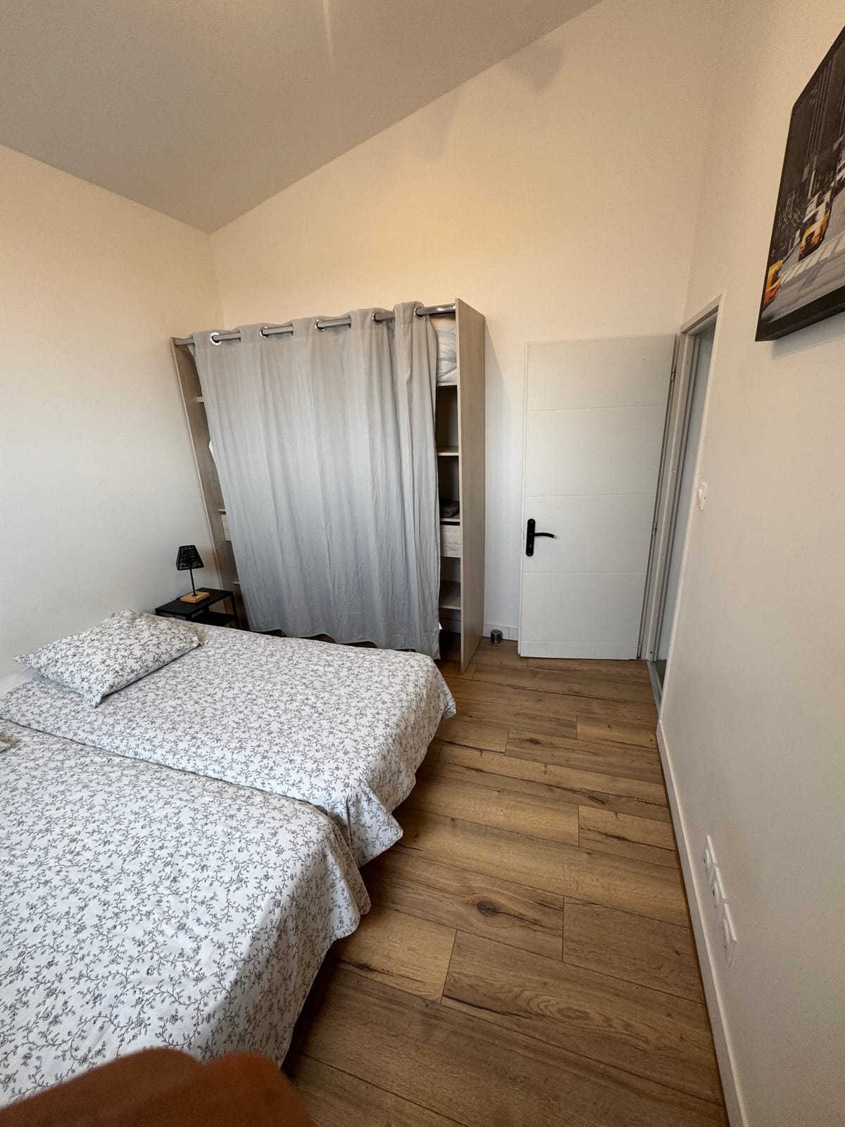 Andere Ansicht des Schlafzimmers mit zwei Einzelbetten, mit Vorhanggarderobe