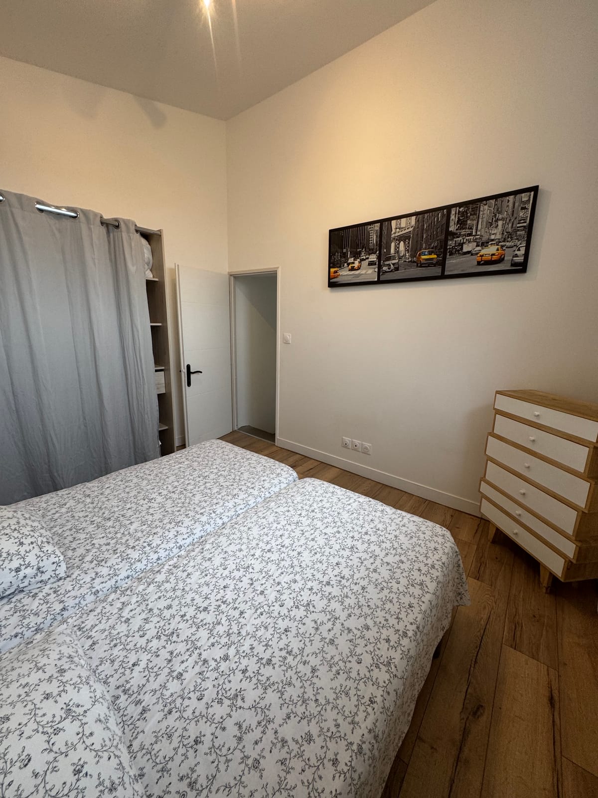 Zweites Schlafzimmer der Duplex mit zwei Einzelbetten und bequem in klarem Holz