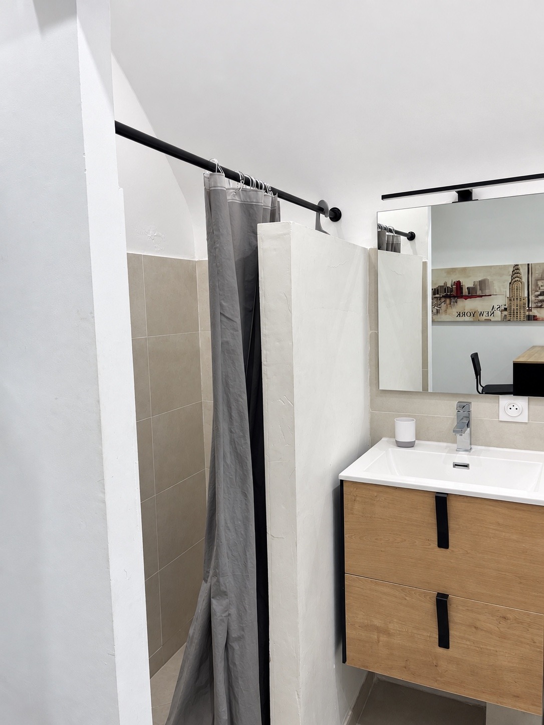 Salle d’eau du studio avec douche et vasque