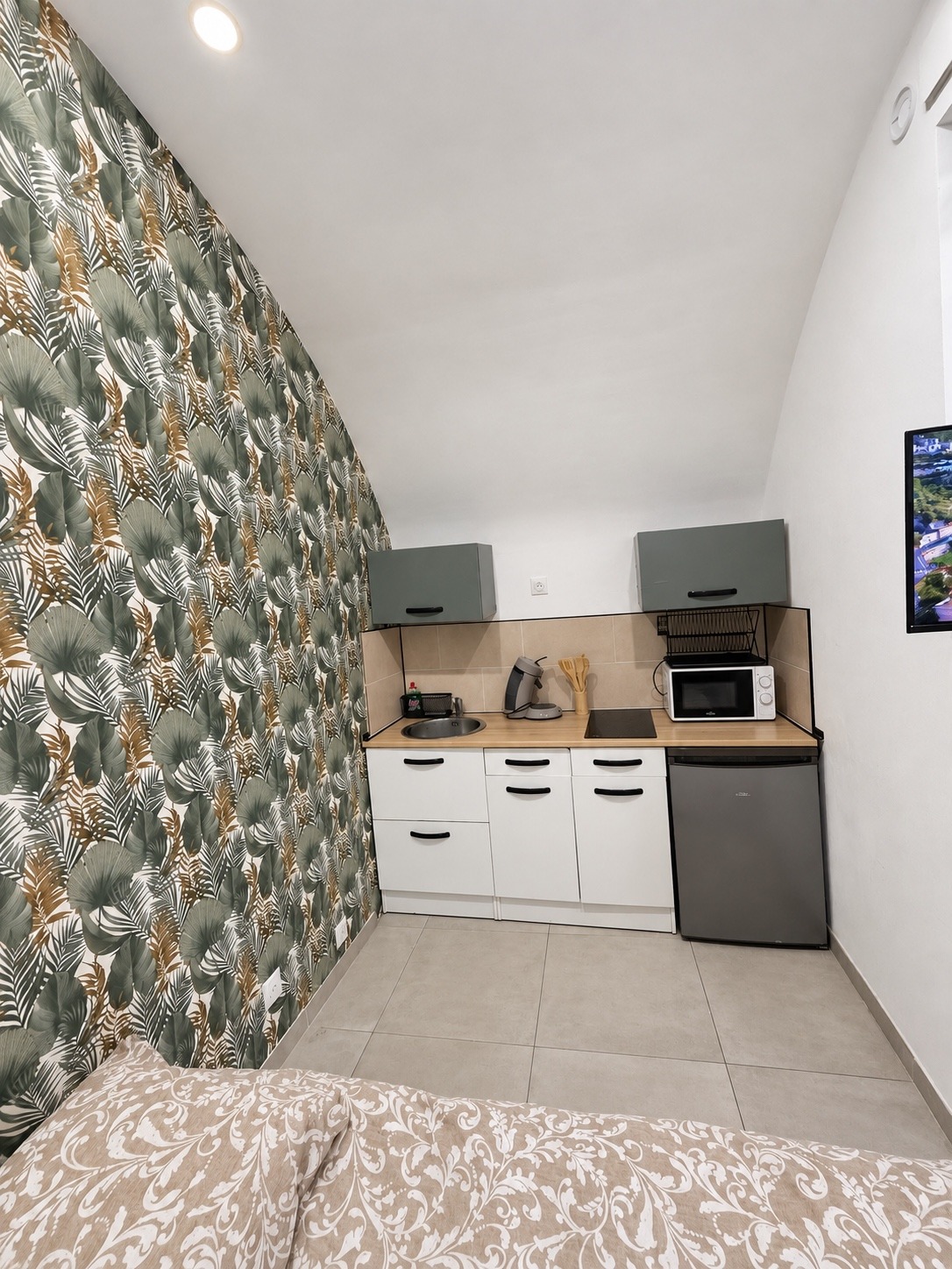 Kitchenette du studio vue depuis le canapé-lit