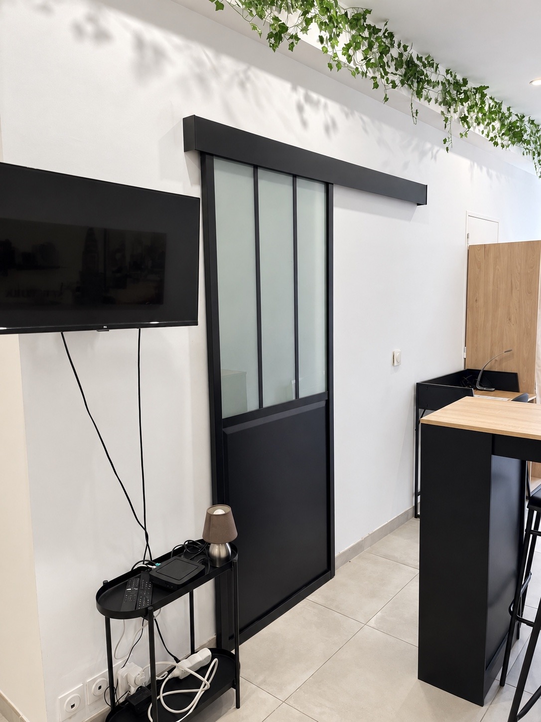 TV murale, verrière et table haute du studio