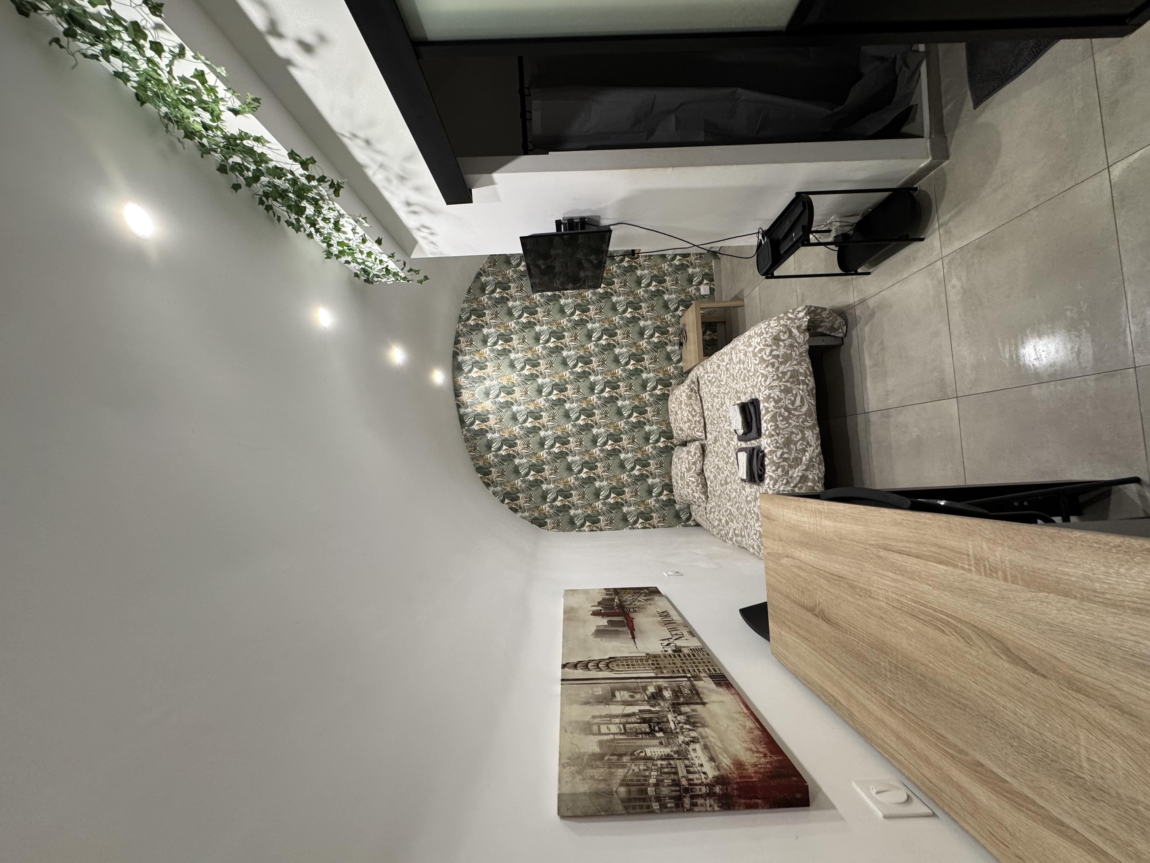 Coin nuit cosy du studio avec lit double