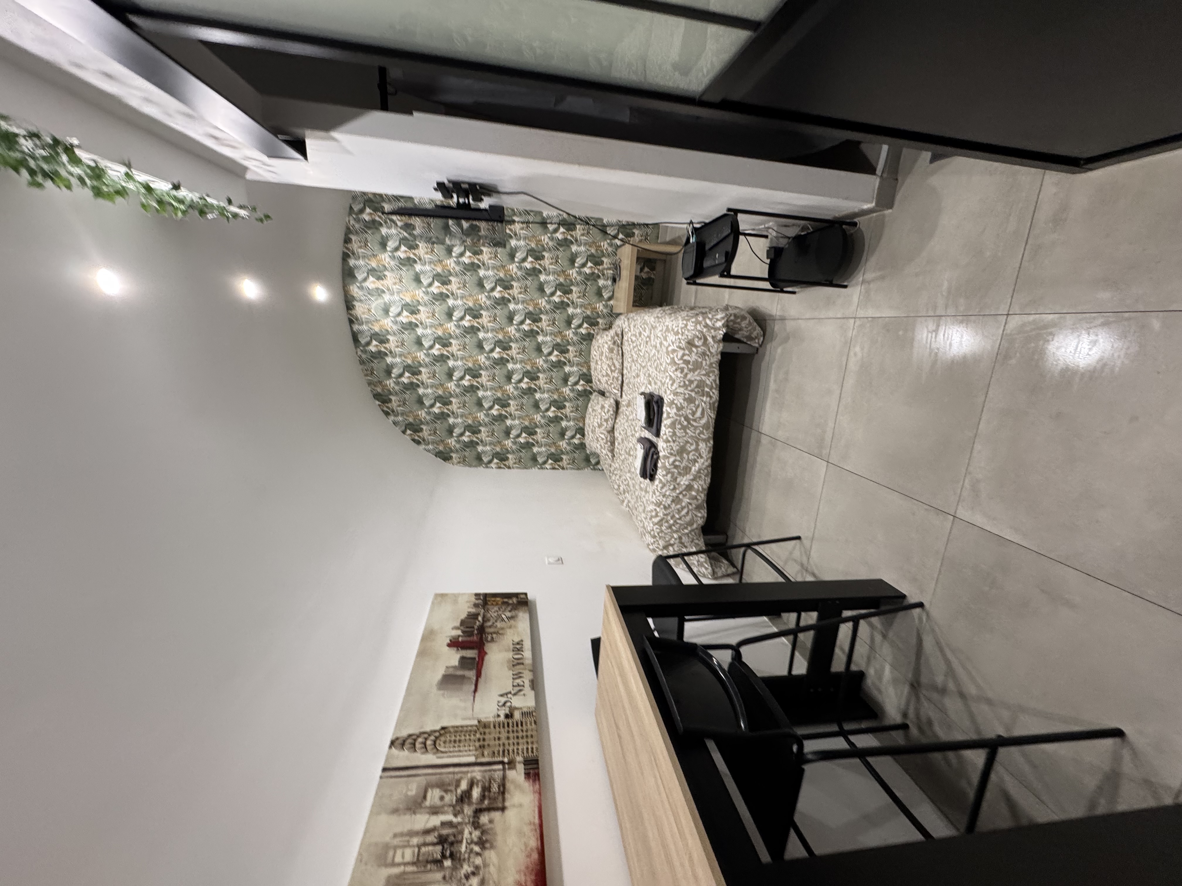 Vue d’ensemble du studio à Saint-Jean-de-Védas avec coin nuit et table haute